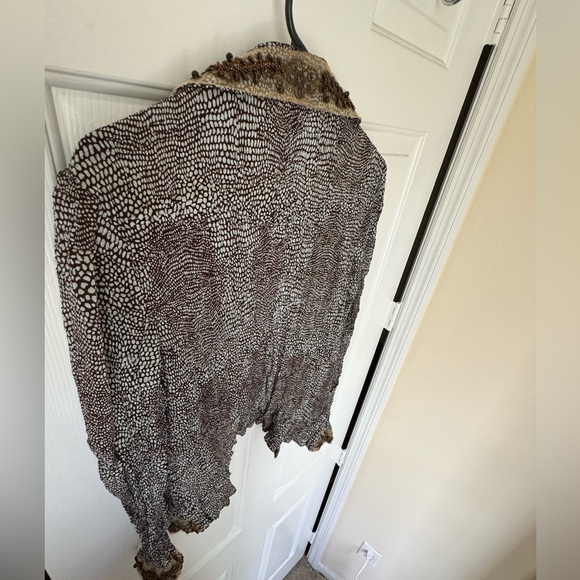 Bronze beading and lace accents on collar, cuffs & pockets: flattering cut. - Picture 9 of 9